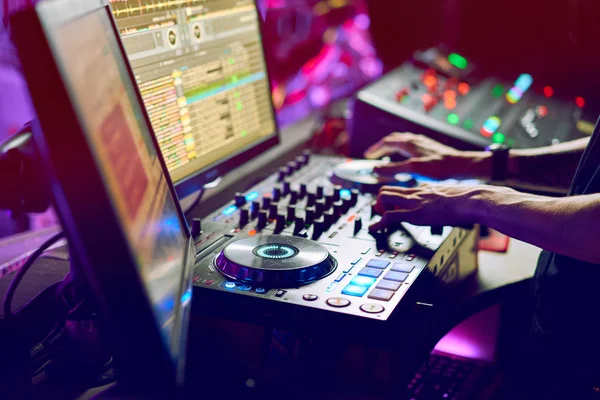 DJ mischt den Track im Nachtclub auf einer Party — Stockfoto