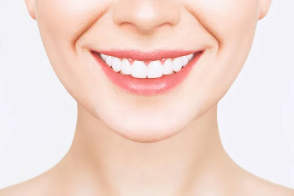 Sonrisa de dientes sanos perfectos de una mujer joven. Blanqueamiento dental. Paciente de la clínica dental. La imagen simboliza el cuidado bucal odontología, estomatología. Imagen de odontología . — Foto de Stock