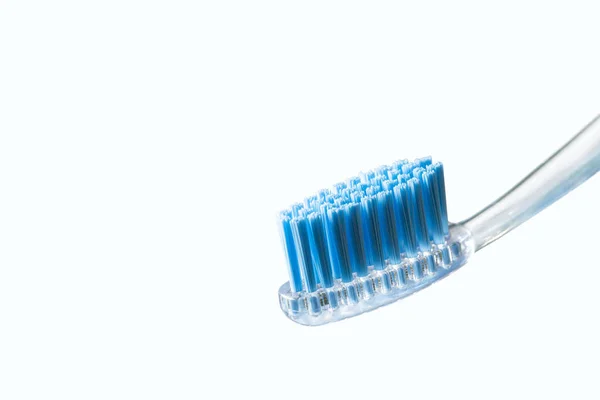 Escova de dentes e pasta de dentes no fundo desfocado. cuidados para a cavidade oral e teet — Fotografia de Stock