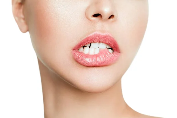 Detail bílých zubů ženy, kouše se do rtů — Stock fotografie