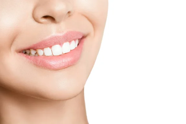 Mooie jonge vrouw met gezonde tanden op witte achtergrond. — Stockfoto