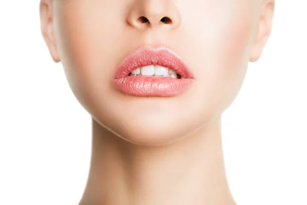 Lábios cheios sexuais. Lustro natural de lábios e pele de mulheres. A boca está aberta. Aumento dos lábios, cosmetologia. — Fotografia de Stock