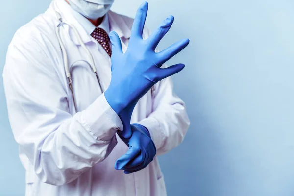 Arzt zieht Gummihandschuhe an, Gesundheitswesen und Medizin. — Stockfoto