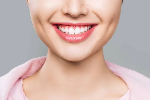 Detailní záběr na úsměv s bílými zdravými zuby. — Stock fotografie