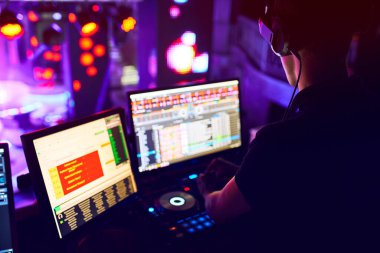 DJ gece kulübünde bir parça karışımları