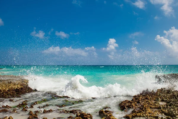 Vlny narážely na kamenitou pláž, tvořící sprej — Stock fotografie