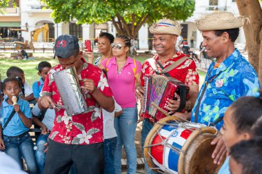 Dominik Cumhuriyeti 'ndeki sokak müzisyenleri. Santo Domingo. 05.03.2014