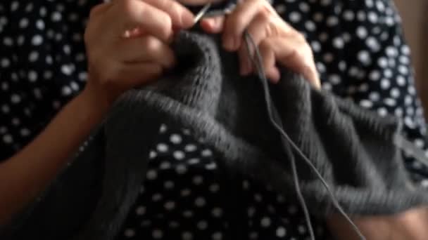 An elderly woman is knitting some socks — Stock Video