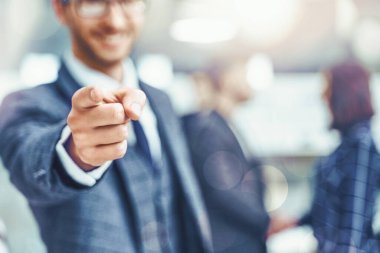 Genç işadamı işaret parmağını kameraya doğrultuyor. Eylem Motivasyon Konseptine Çağrı