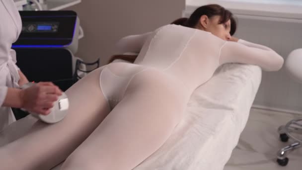 Masseur gör apparaten anti-celluliter massage i kosmetologi kliniken — Stockvideo