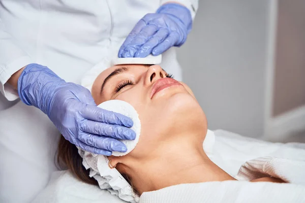 Cuidado de la piel facial. Primer plano de la mujer consiguiendo tratamiento facial de la microdermoabrasión de la hidrodermoabrasión que pela en la clínica cosmética del spa de la belleza. Aspiradora Hydra. Exfoliación, rejuvenecimiento e hidratación. Cosmetología. — Foto de Stock