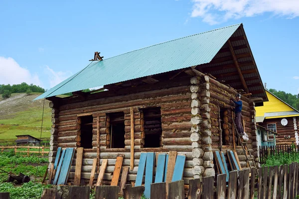 ロシアに彼らのログの伝統的な家の建設。バスキリア共和国07.03.2019. — ストック写真