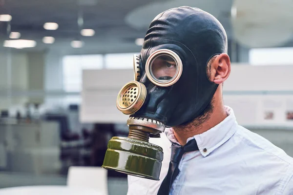 Coronavirus quarantine. Young office employee, at work in a full-face mask. Infection protection. — Stock Photo, Image