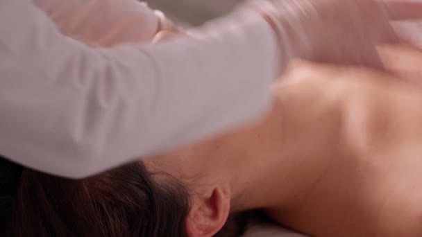 Massage an Schultern, Rücken und Halswirbelsäule — Stockvideo