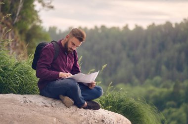 Dağdaki turist haritayı okudu..
