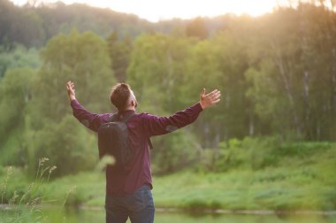 Sakallı adam batan güneşe ellerini kaldırdı. Vadinin manzarası harika.