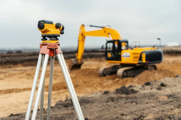 Equipamento de vistoria tacheómetro ou teodolite ao ar livre no local de construção — Fotografia de Stock