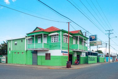 04.10.2013 Monte Cristi Dominik Cumhuriyeti. Mimari, geleneksel Dominik binası