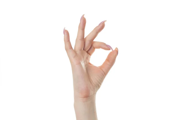 Красивая женская рука жестом. Ладно, символ. Изолированный на белом фоне . — стоковое фото