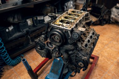 Motora yakın çekim. Otomotiv motoru değiştirme ve onarım