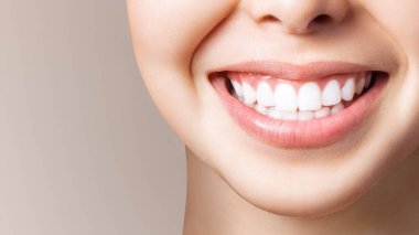 Genç bir kadının mükemmel sağlıklı dişli gülümsemesi. Diş beyazlatma. Diş sağlığı kliniği hastası. Resim oral bakım dişçiliği ve stomatolojiyi sembolize ediyor. Dişçilik kalıbı.