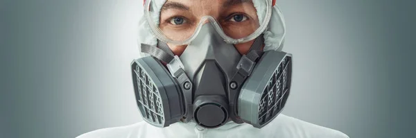 인공호흡기, 고글, 코로나 바이러스 감염에 대한 생물학적 보호 슈트를 착용 한 남성 의사의 초상화. COVID-19 보호. — 스톡 사진