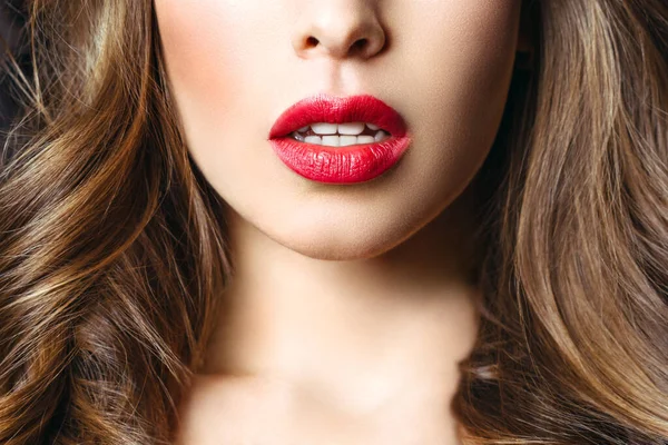 감각적으로 붉은 입술, 입을 벌린. 아름다운 여성의 초상화, 큰 입술을 클로즈업 한 모습. 입술의 아름다운 붉은 잔물결 — 스톡 사진