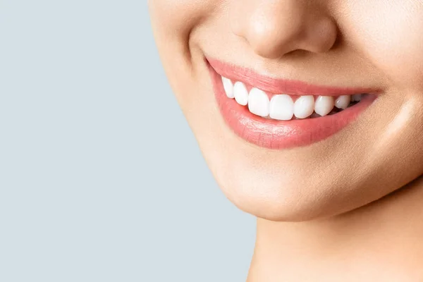 Piękny uśmiech kobiety po zabiegu wybielania zębów. Opieka dentystyczna. Koncepcja dentystyczna — Zdjęcie stockowe