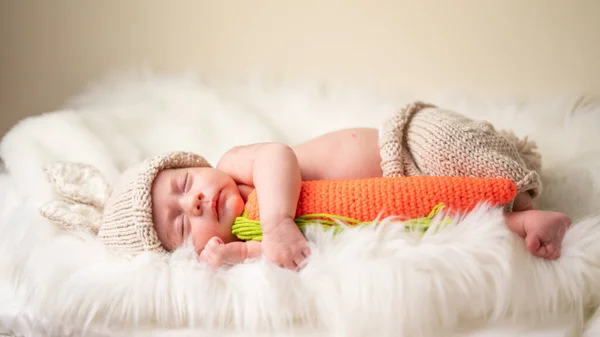 Bayi Yang Baru Lahir Dan Kostum Kelincinya Saat Tidur — Stok Foto