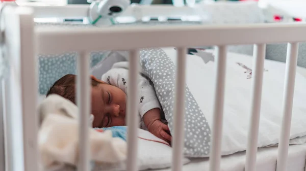 Bambino Dormire Nel Suo Letto Bianco Con Barre — Foto Stock