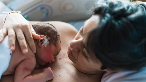 Новорожденные Мать Сын Больничной Койке — стоковое фото