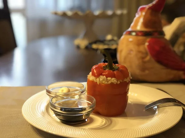 Stuffed pepper with sauces on an expensive table, homemade atmosphere — Stock Photo, Image