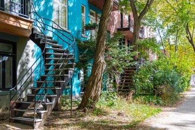 Montreal, sonbaharda Mont-Royal Platosu 'nda dış merdiveni olan tipik Victoria evi.