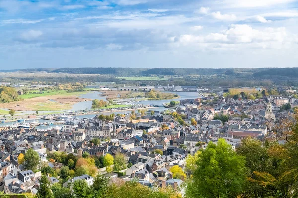 Normandiya 'da Honfleur, şehrin havadan görünüşü, arka planda Seine nehri var.