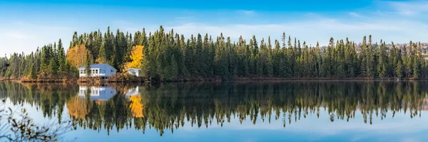 Dům Lese Jezeře Kanadě Podzim Krásné Barvy Stromů — Stock fotografie