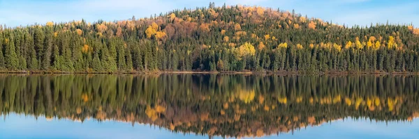 Canada Panorama Unui Lac Din Pădure Timpul Verii Indiene Reflectarea — Fotografie, imagine de stoc