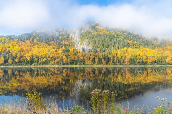 Canada Panorama Unui Lac Din Pădure Timpul Verii Indiene Reflectarea — Fotografie, imagine de stoc