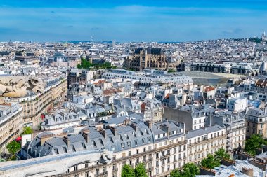 Paris, tipik çatılar, Saint-Eustache kilisesi olan güzel binalar, Saint-Jacques kulesinin hava manzarası. 