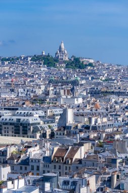 Paris, şehir panoraması, tipik çatılar ve binalar, Montmartre ve arka planda Sacre-Choeur bazilikasıyla