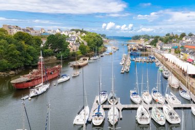 Douarnenez, Brittany liman Rhu, modern ve eski gemilerile liman güzel hava görünümü