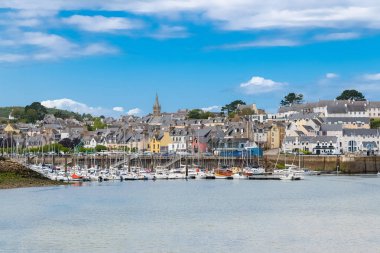 Brittany 'de Douarnenez, limanın manzarası