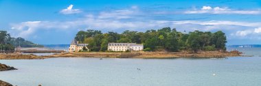 Brittany 'de Douarnenez, Tristan adasının panoraması