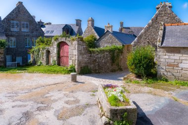 Locronan 'ın merkezinde evler, Brittany' de güzel bir Fransız şehri.