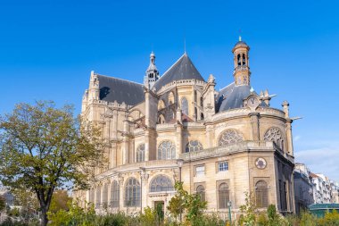 Paris, sonbaharda Saint-Eustache Kilisesi, merkezdeki Halles yakınlarında güzel bir anıt. 