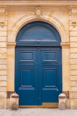 Paris, güzel ahşap kapı, Marais 'de tipik bir bina, oymalı muşamba.