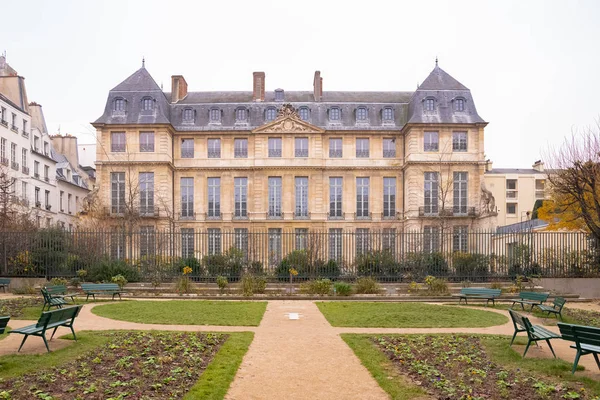 Paris, Fransa, Marais 'deki Picasso Müzesi, güzel bir malikane, kamu bahçesinden manzara.
