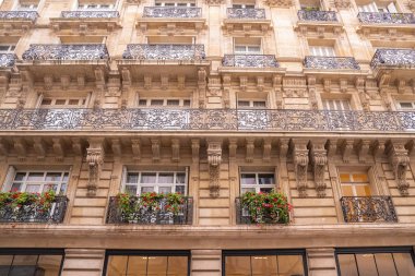 Paris, tipik bina, Paris cephesi, balkonlar ve pencereler Beaumarchais Bulvarı