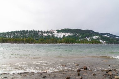 Donner Gölü kışın karın altında, panorama