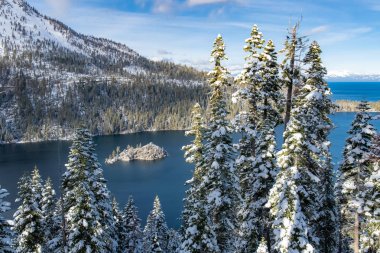 Nevada ve Kaliforniya 'daki Tahoe Gölü, kışın Emerald Körfezi manzarası.
