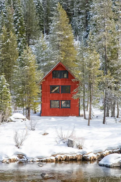 Egy Vörös Faház Elszigetelve Hegyekben Sierra Nevadában Kaliforniában — ingyenes stock fotók